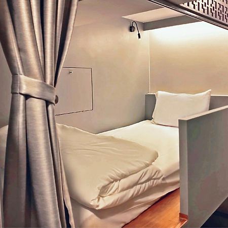Hostel Capzule Bed Phuket Exterior foto